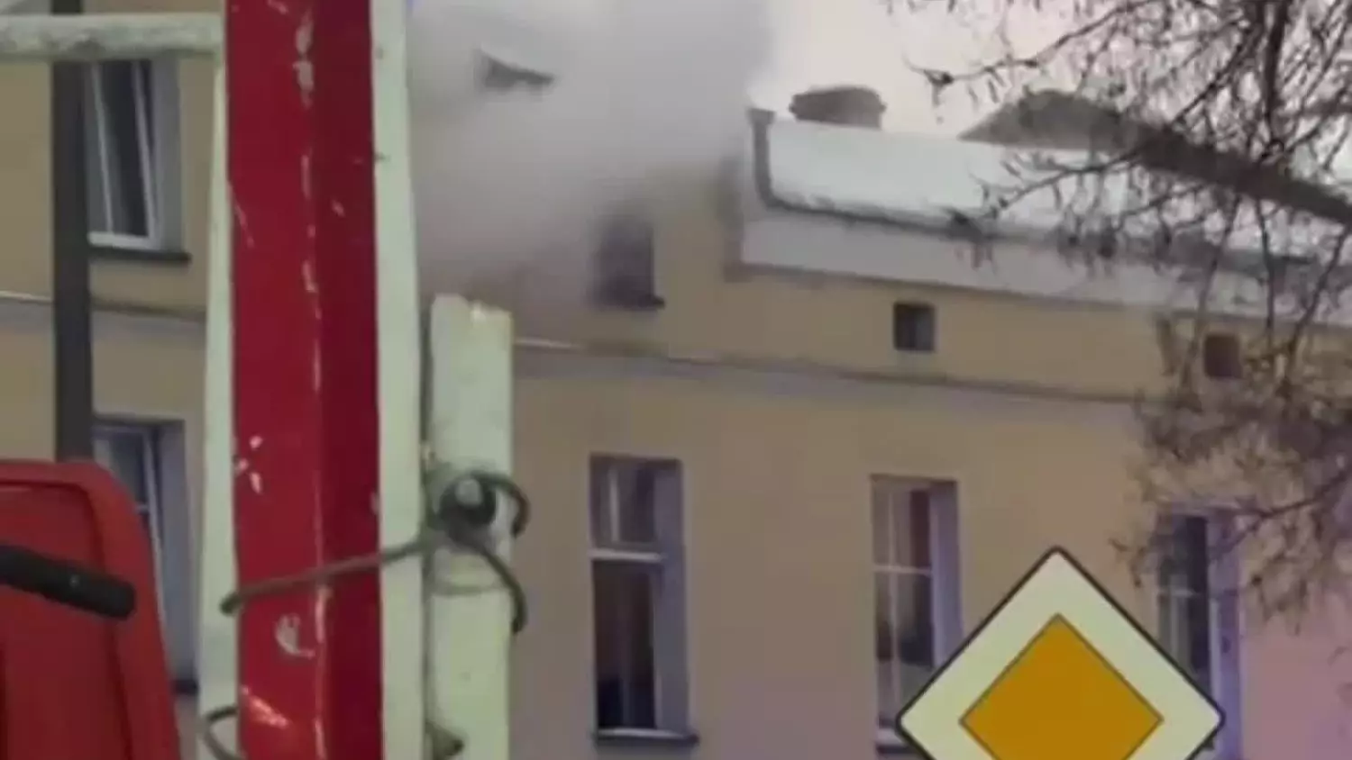 Ogień na poddaszu w centrum Krapkowic
